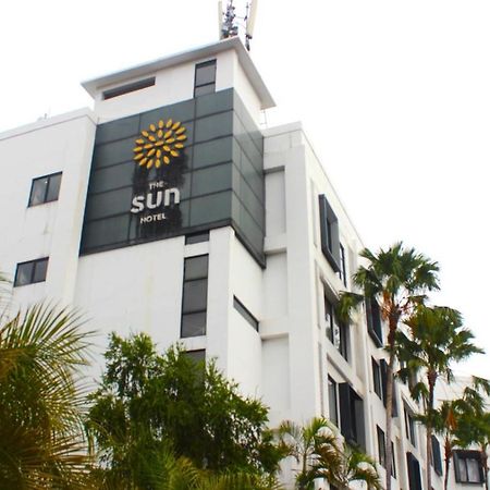 The Sun Hotel Sidoarjo Extérieur photo