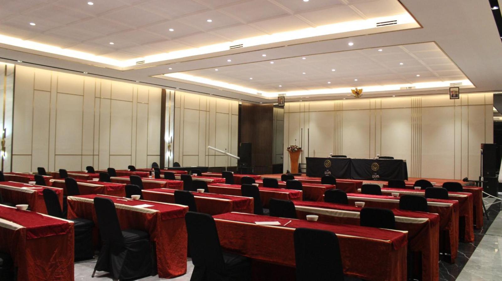 The Sun Hotel Sidoarjo Extérieur photo