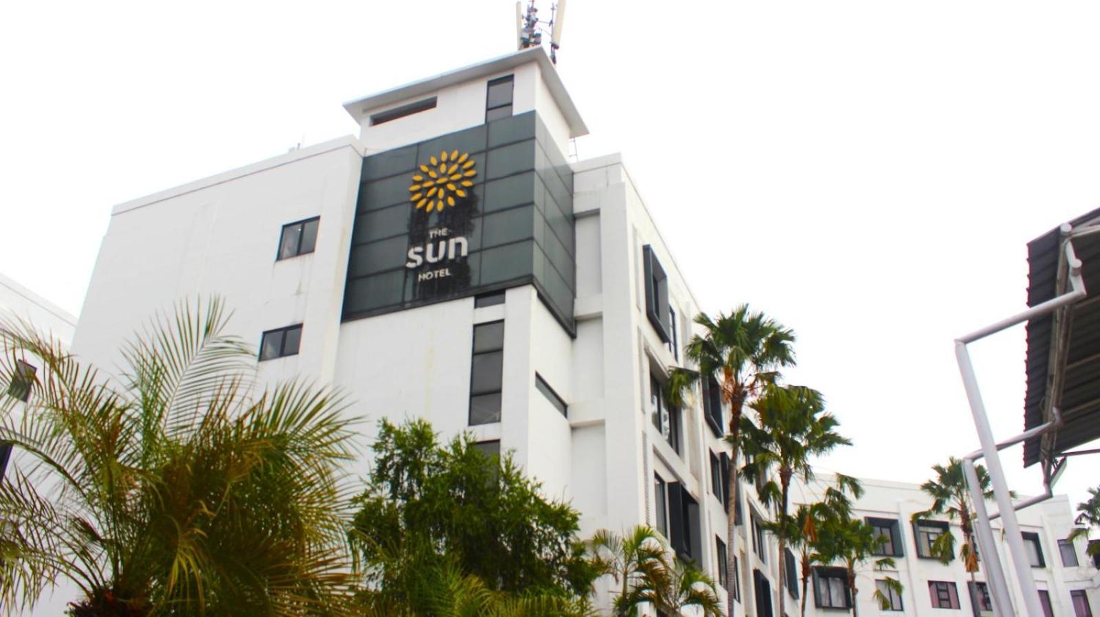 The Sun Hotel Sidoarjo Extérieur photo