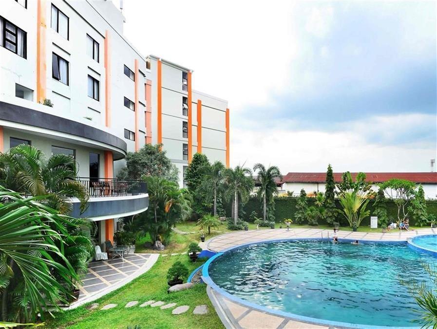 The Sun Hotel Sidoarjo Extérieur photo