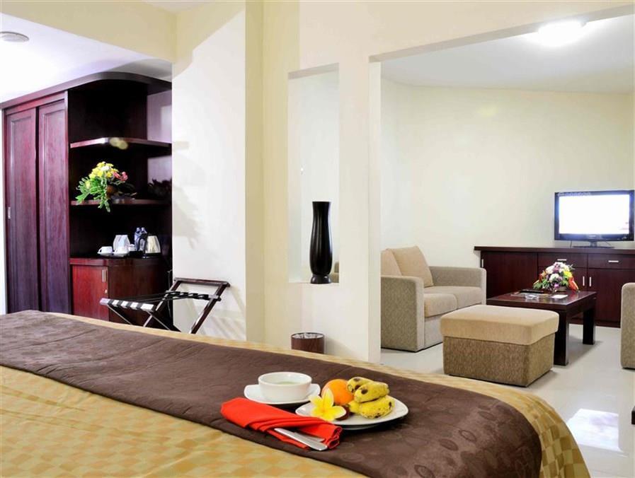 The Sun Hotel Sidoarjo Extérieur photo