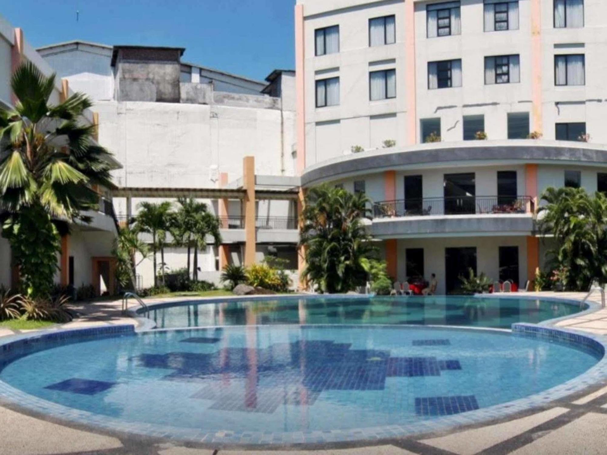 The Sun Hotel Sidoarjo Extérieur photo