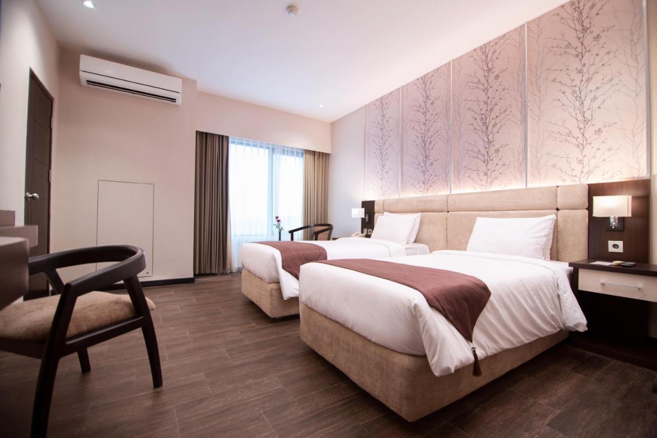 The Sun Hotel Sidoarjo Extérieur photo