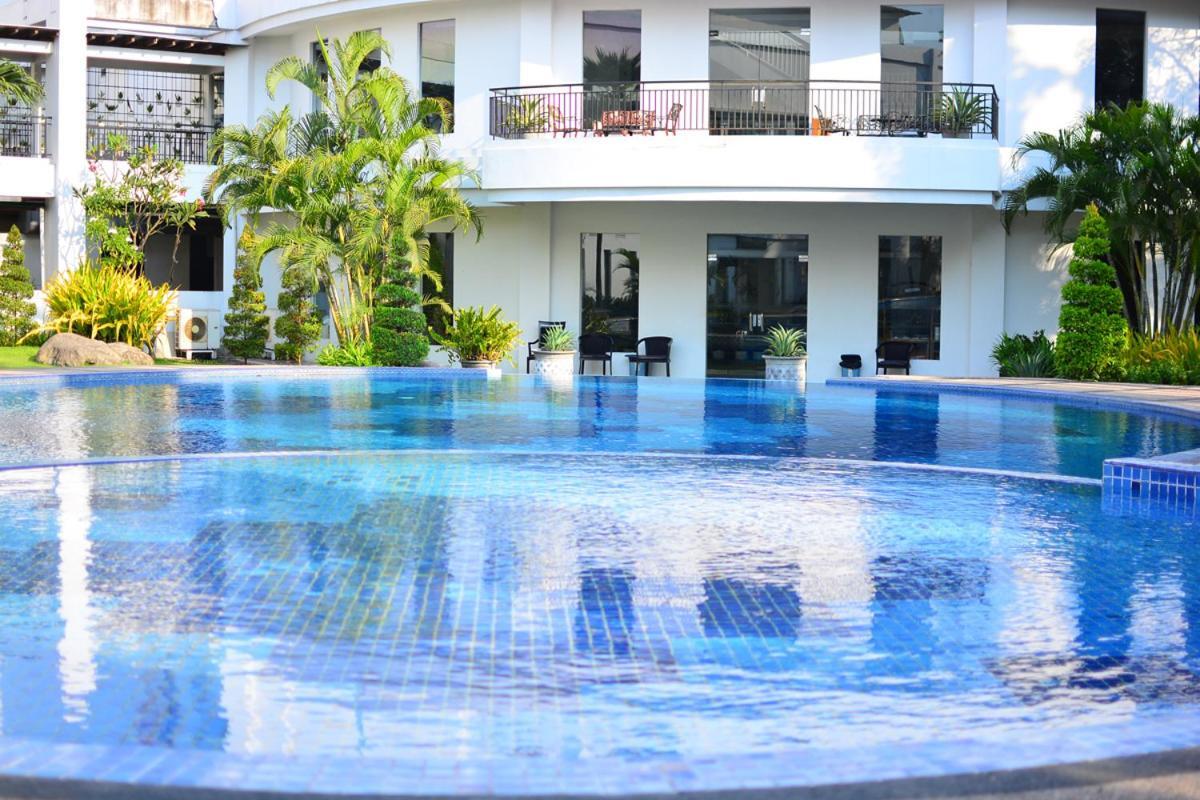 The Sun Hotel Sidoarjo Extérieur photo