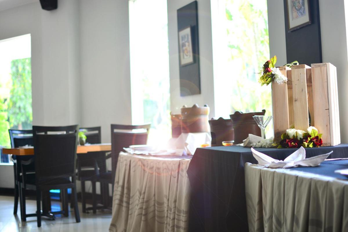 The Sun Hotel Sidoarjo Extérieur photo
