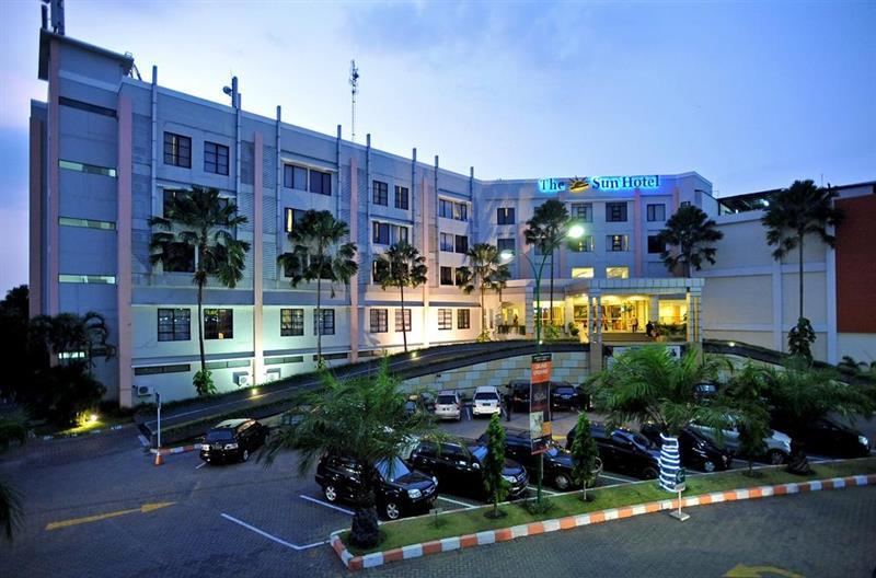 The Sun Hotel Sidoarjo Extérieur photo